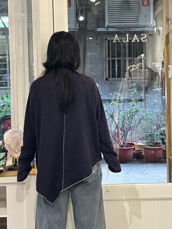 不對稱下擺滾邊半領長袖上衣 