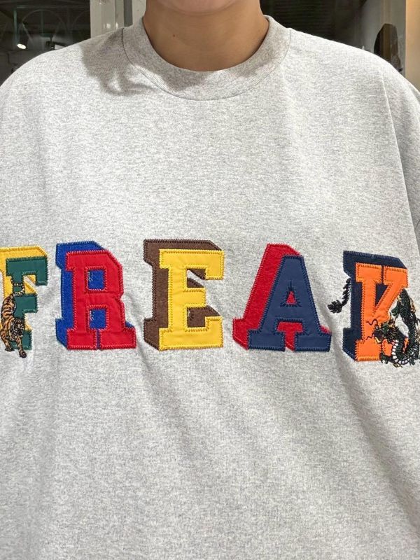FREAK字母刺繡寬版tee 