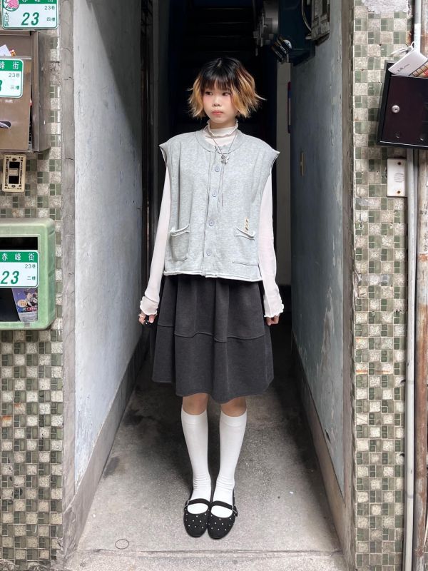 不收邊刺繡小標排扣背心 