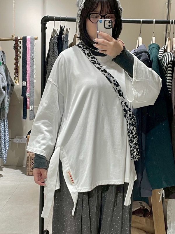 下擺大收邊開衩小布標九分袖上衣 