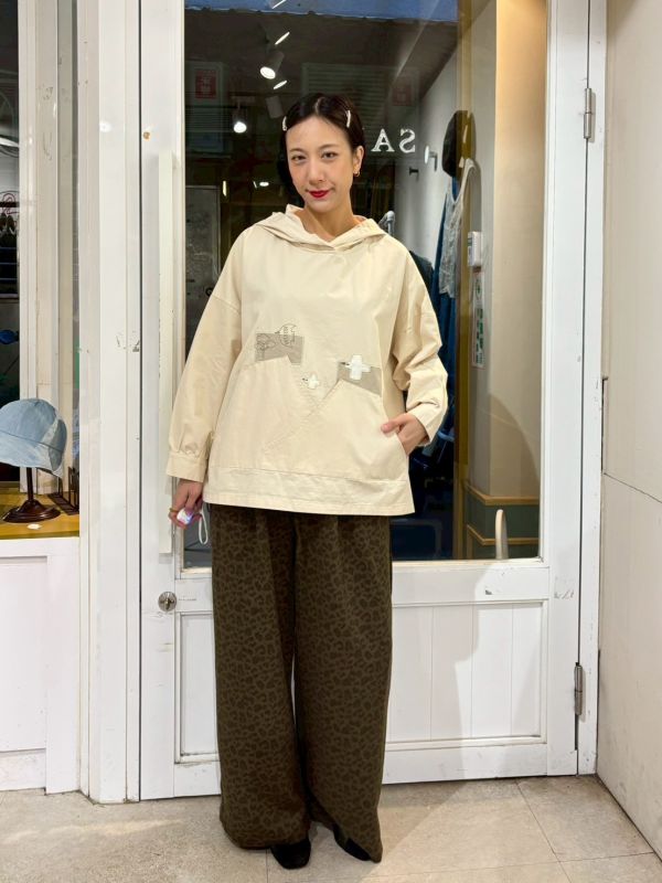 落肩不規則口袋飛鳥刺繡連帽上衣 