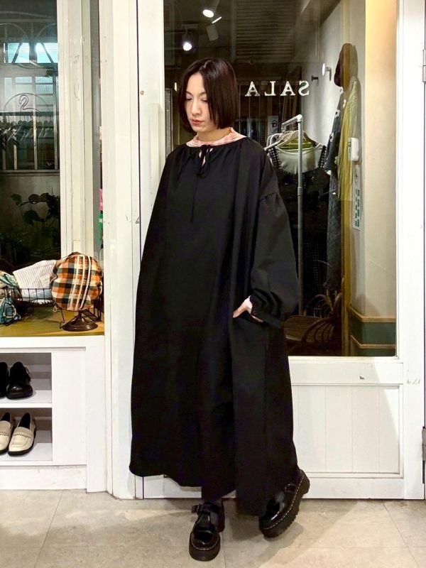 黑色寬版落肩澎澎袖綁帶洋裝 