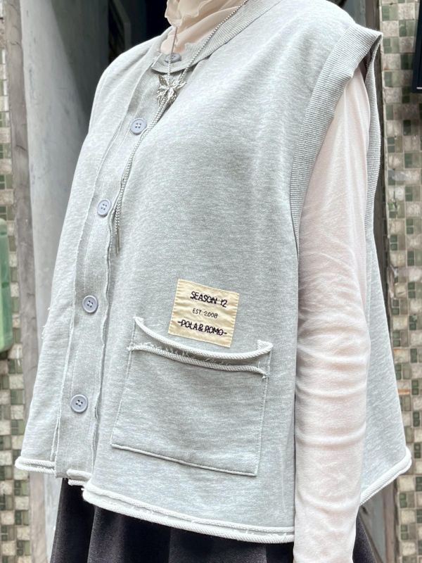 不收邊刺繡小標排扣背心 