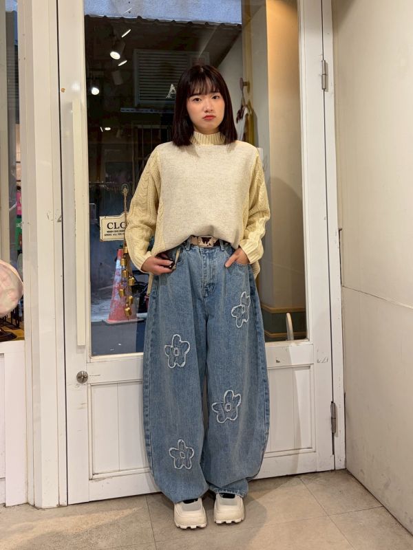 立體抽鬚花彎刀牛仔褲 