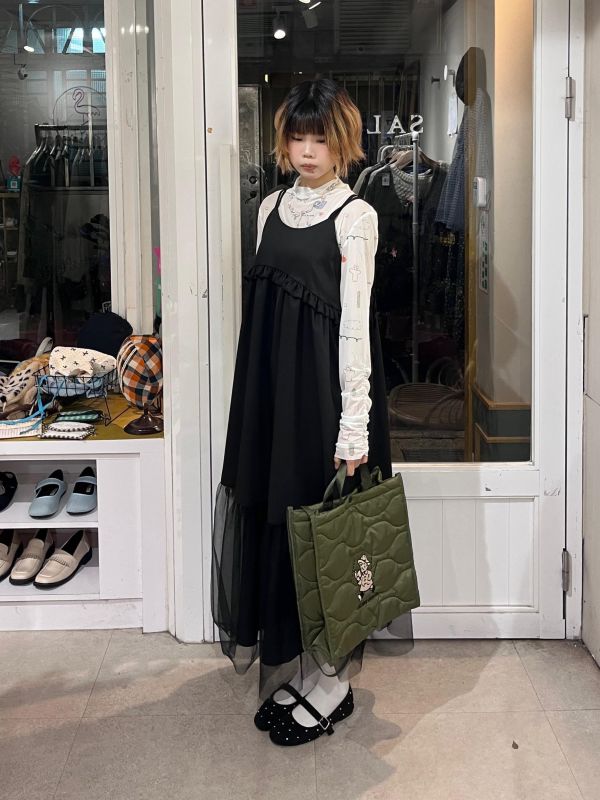 黑色花邊拼接紗紗吊帶洋裝 