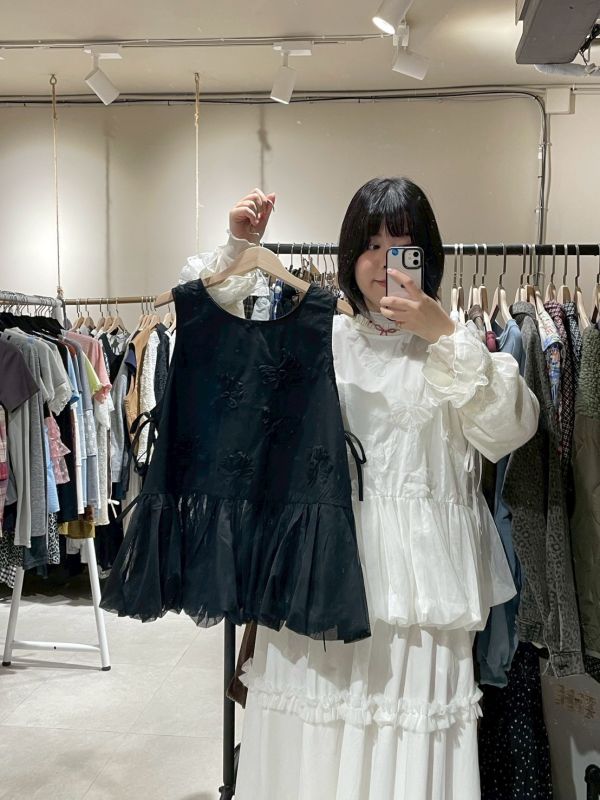 立體紗花朵刺繡拼接紗側綁帶背心 