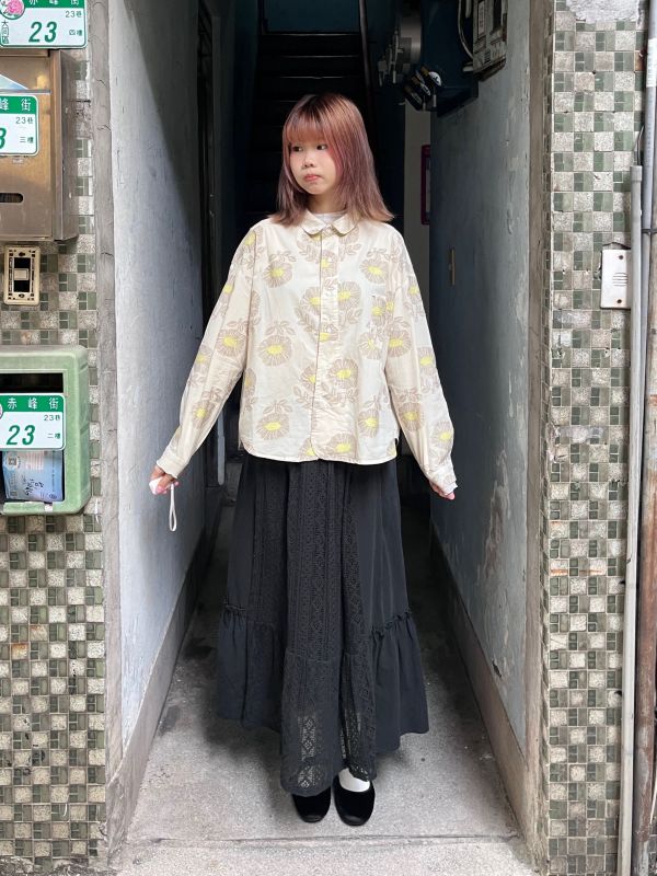 米色滿版立體花朵襯衫 