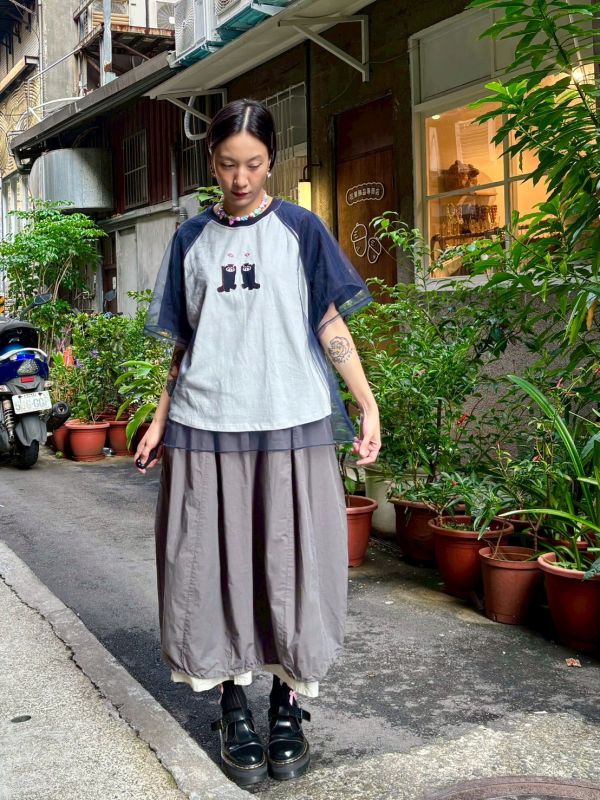 棒球接袖刺繡浣熊菇菇外層紗短Tee 