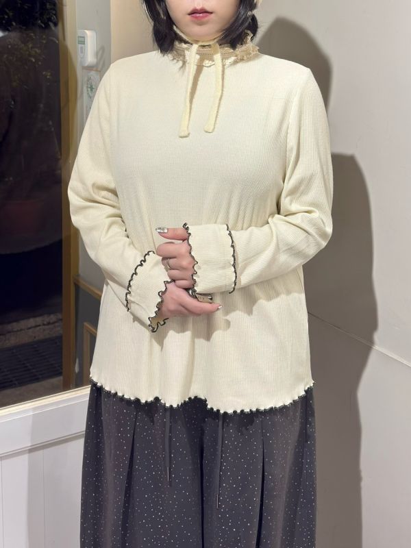 蕾絲撞色雙滾邊直條壓紋上衣 