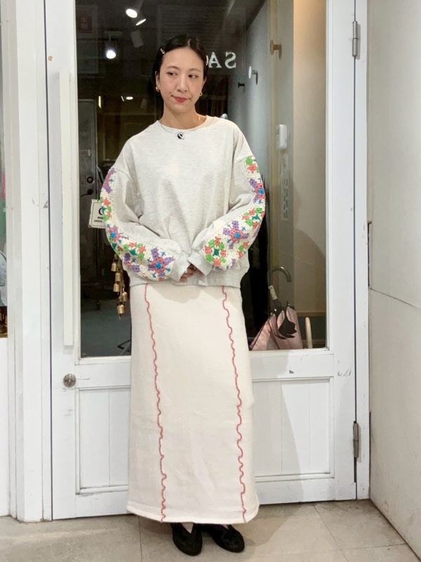 紅色不規則車縫線白色針織套裝 