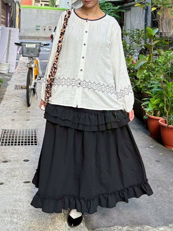 藍色領滾邊袖子下擺捲捲刺繡布釦棉質長袖上衣 