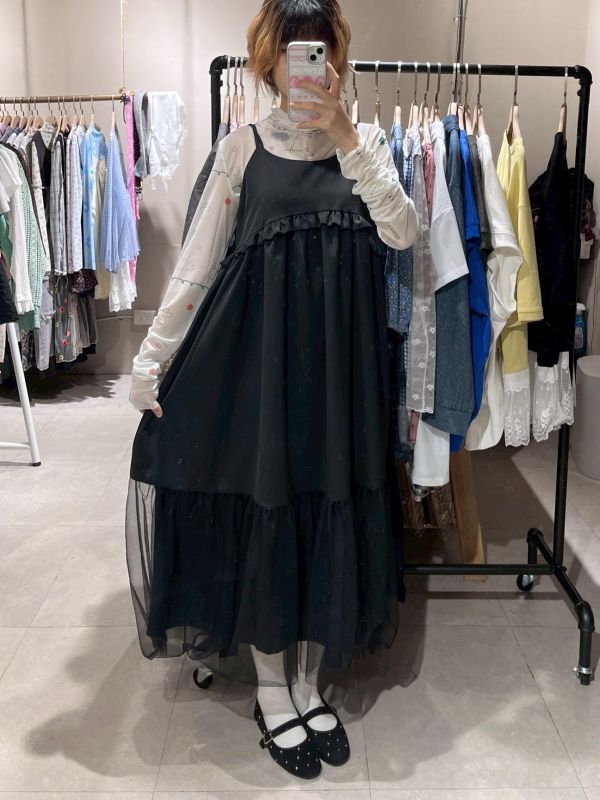 黑色花邊拼接紗紗吊帶洋裝 