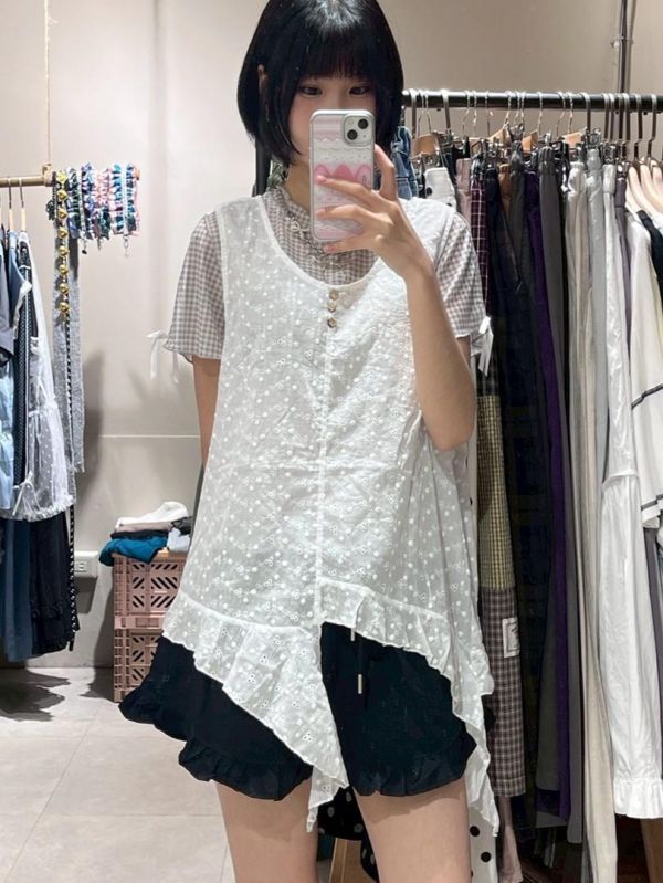 刺繡木釦不規則下擺寬肩帶背心 