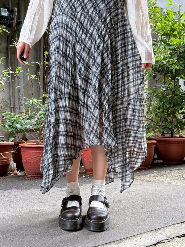 抓褶皺設計不規則下擺格紋細肩帶洋裝 