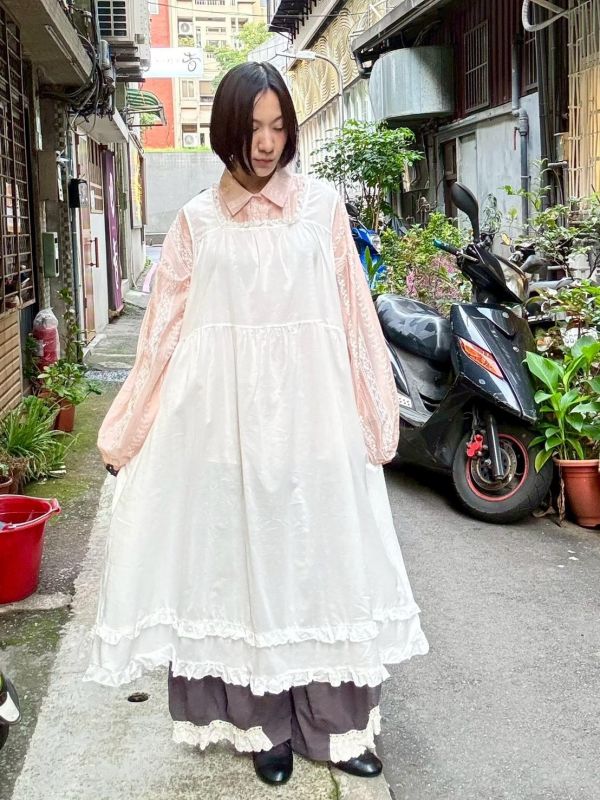 裙擺雙層木耳蕾絲滾邊領背心裙洋裝 