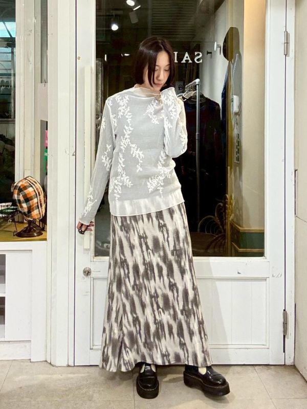 白色皺皺布刺繡花微高領透膚上衣 