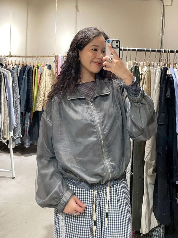 透膚網紗微高領造型抓皺調節可抽繩雙拉鏈落肩外套 