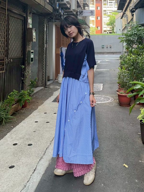 條紋拼接設計斜釦無肩線短袖長洋 