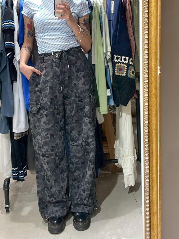 滿版花兩側翻蓋大口袋迷彩風格長褲 