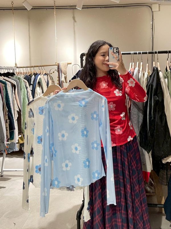 滿版撞色花朵透膚木耳捲邊上衣 