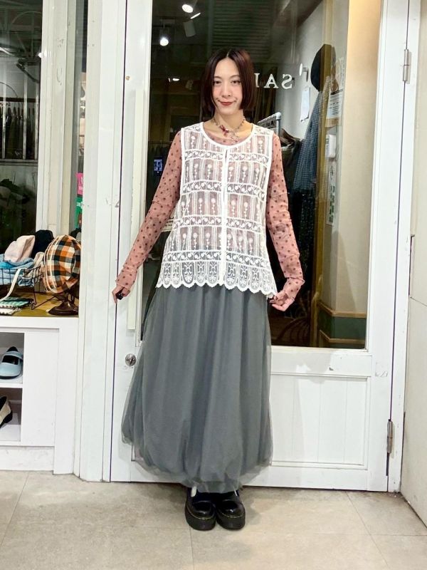 排扣滿版窗花刺繡蕾絲背心 