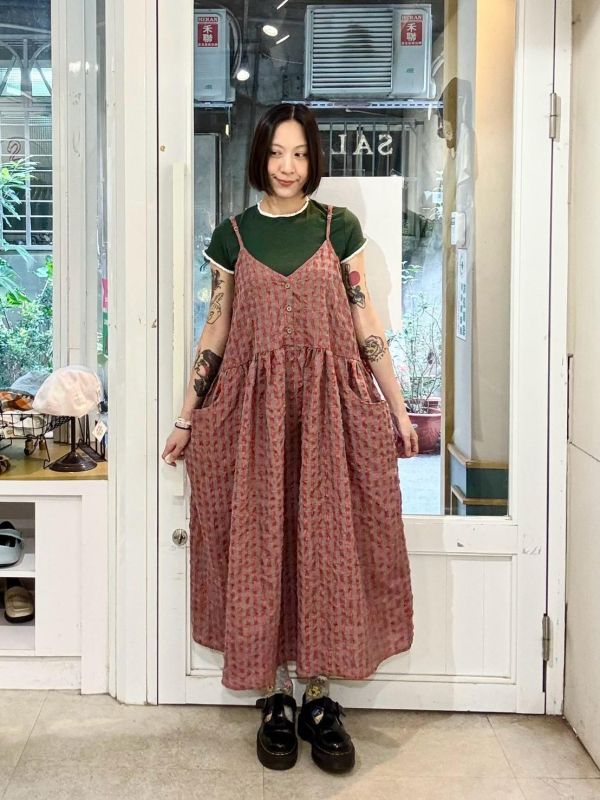 紅格子小布標吊帶背心裙 