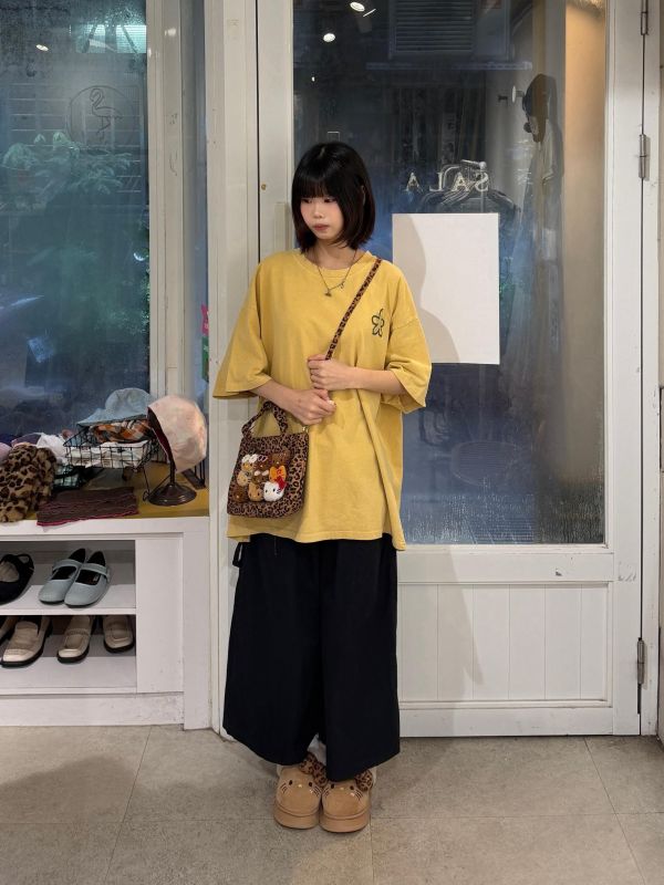 噴漆花朵字母Tee 