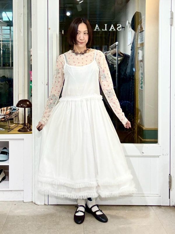 白色光澤感吊帶背心紗裙洋裝 