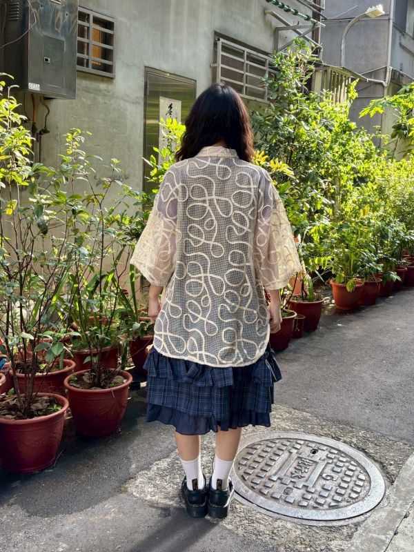 捲捲麵條方格挺版透膚外搭襯衫 