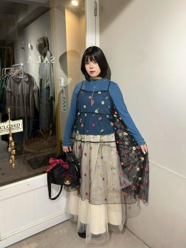 彩色花卉刺繡吊帶紗洋裝 