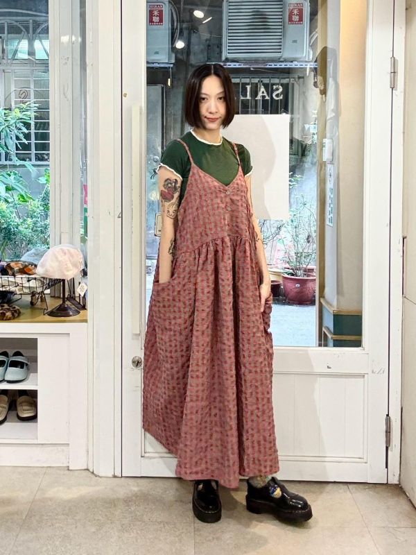 紅格子小布標吊帶背心裙 