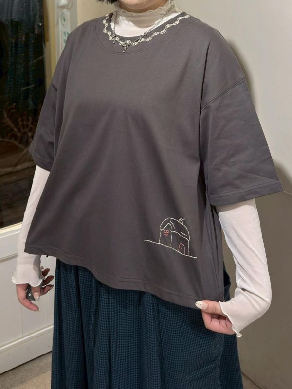 小房子刺繡設計圓領上衣 