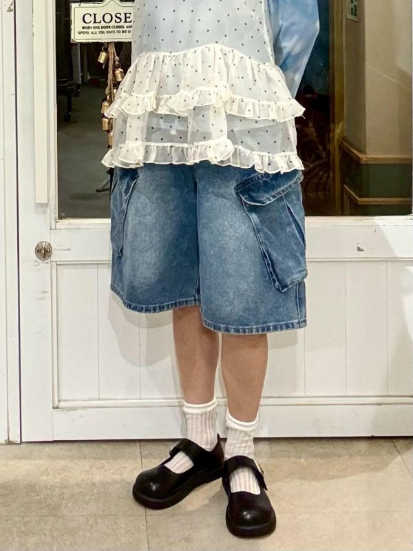 斜翻開立體大口袋白色綁帶五分牛仔寬褲 