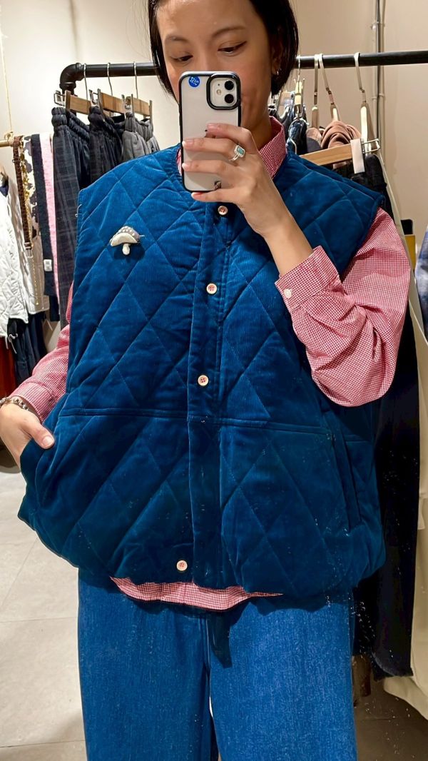 菇菇別針寶藍色燈芯絨鋪棉背心 