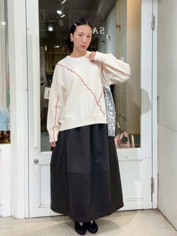 紅色不規則車縫線白色針織套裝 