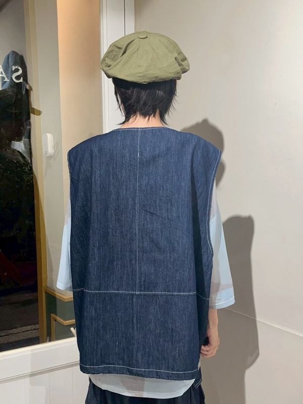 設計不規則車線排扣雙口袋牛仔背心 