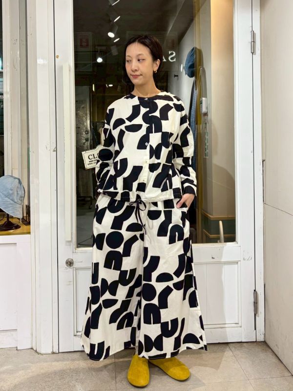 黑色滿版粗體色塊圓領下擺抽繩襯衫 