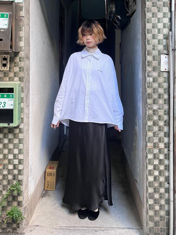 前短後長直條紋字母刺繡長袖襯衫 