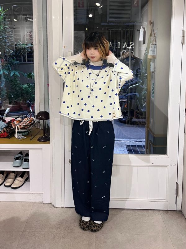 圓點反車線刺繡字母小標上衣 