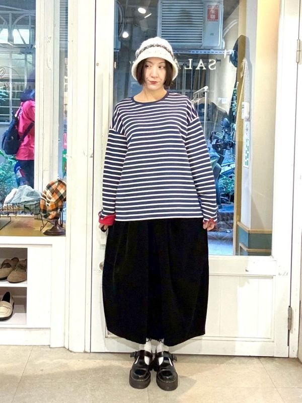 黑色細燈芯絨繭型九分寬褲 