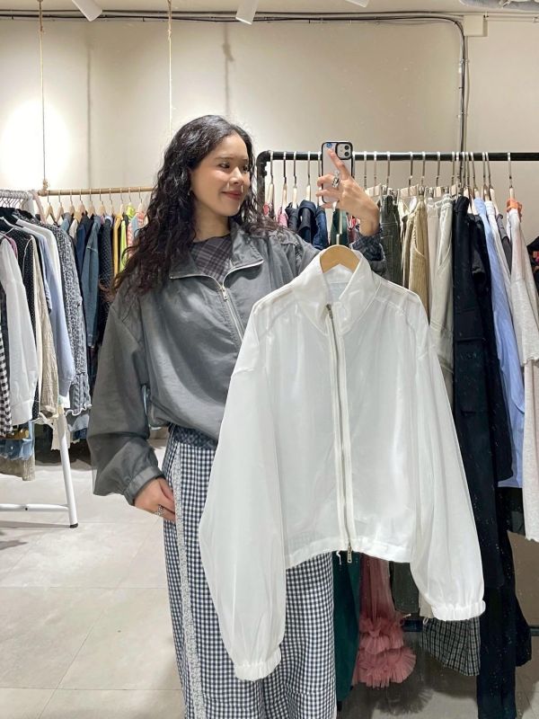 透膚網紗微高領造型抓皺調節可抽繩雙拉鏈落肩外套 