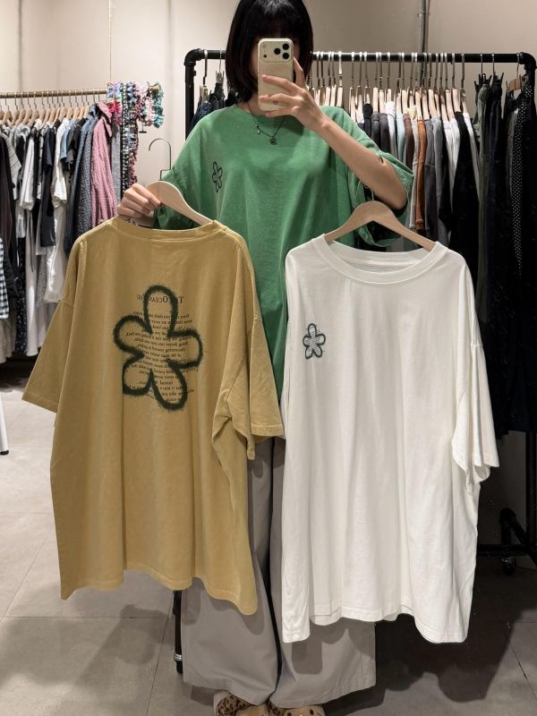 噴漆花朵字母Tee 