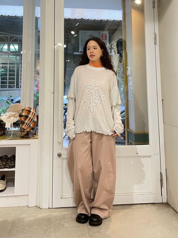 海星花撞色木耳捲邊透膚寬鬆落肩假兩件上衣 