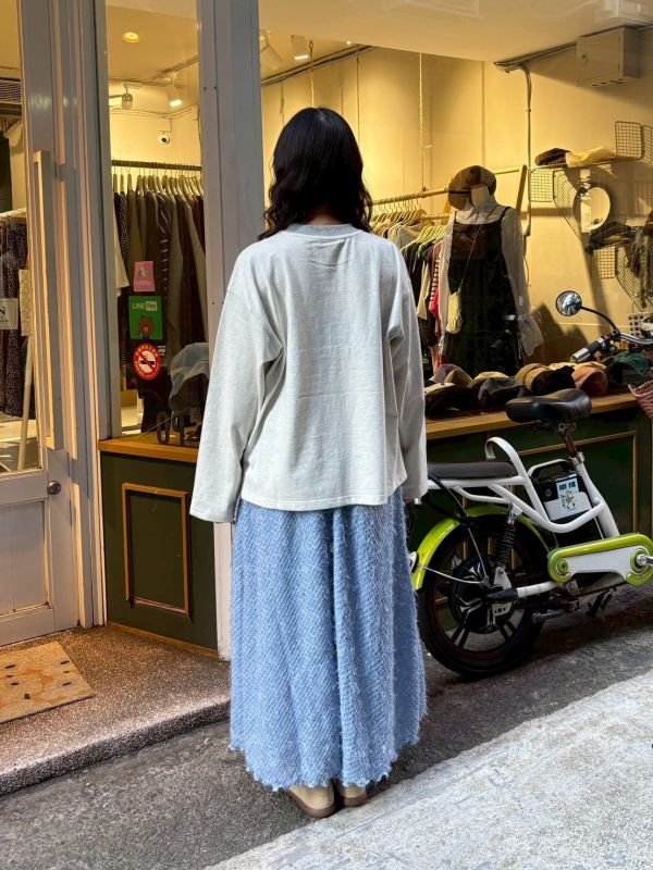 灰領飽和跳色塗鴉花束上衣 