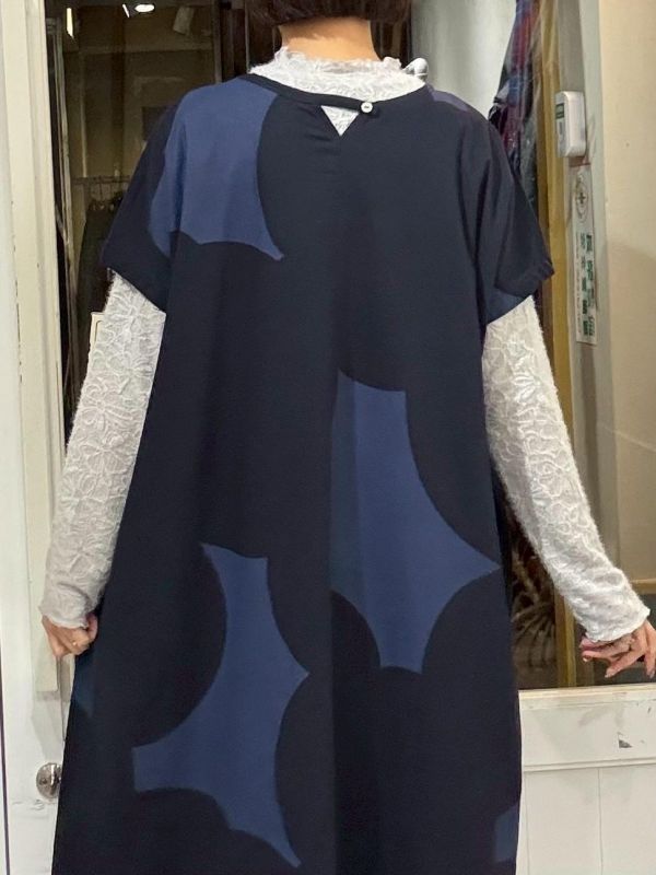 藍色色塊圓領長版洋裝 