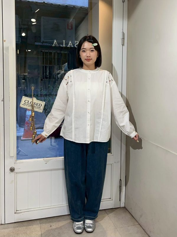 刺繡彩色小花車線設計排釦襯衫 