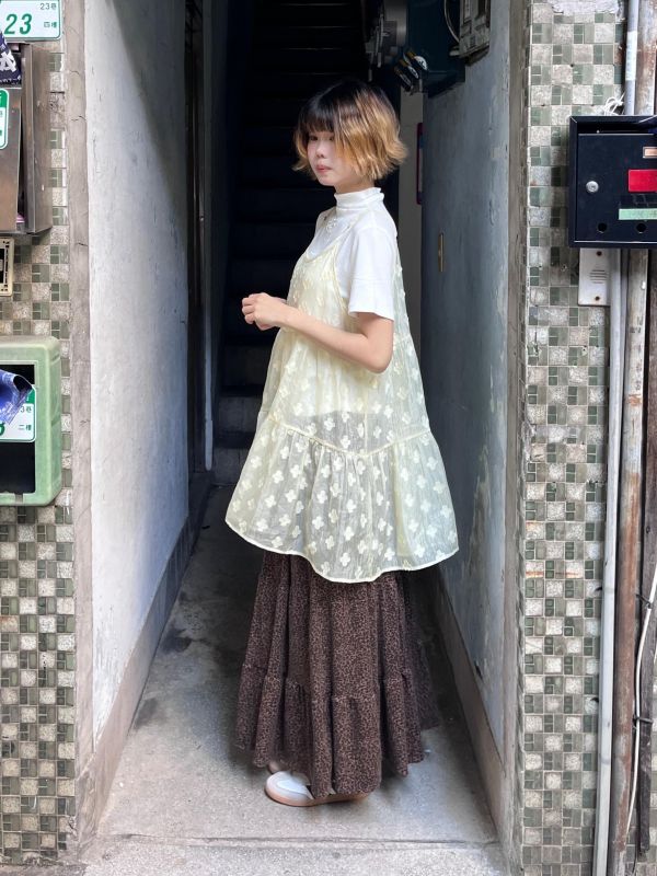 滿版小花光澤透紗吊帶背心 