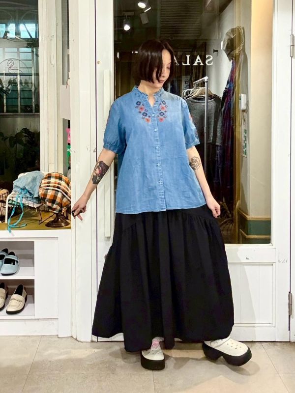 V領木耳邊刺繡牛仔襯衫 