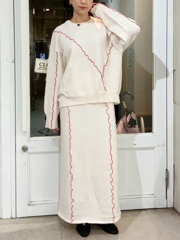 紅色不規則車縫線白色針織套裝 