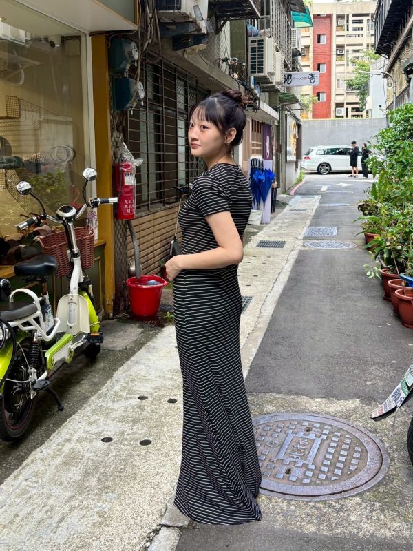 黑白橫條彈性合身魚尾裙套裝 